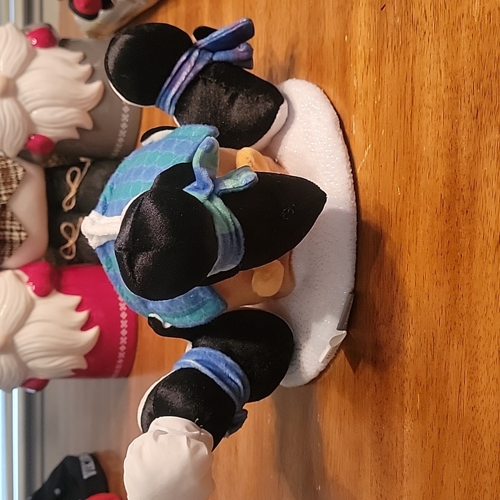 2021 Hallmark Penguin Gingerbread Treat Music & Movement Table Top Plush VIDEO - Picture 6 of 9
